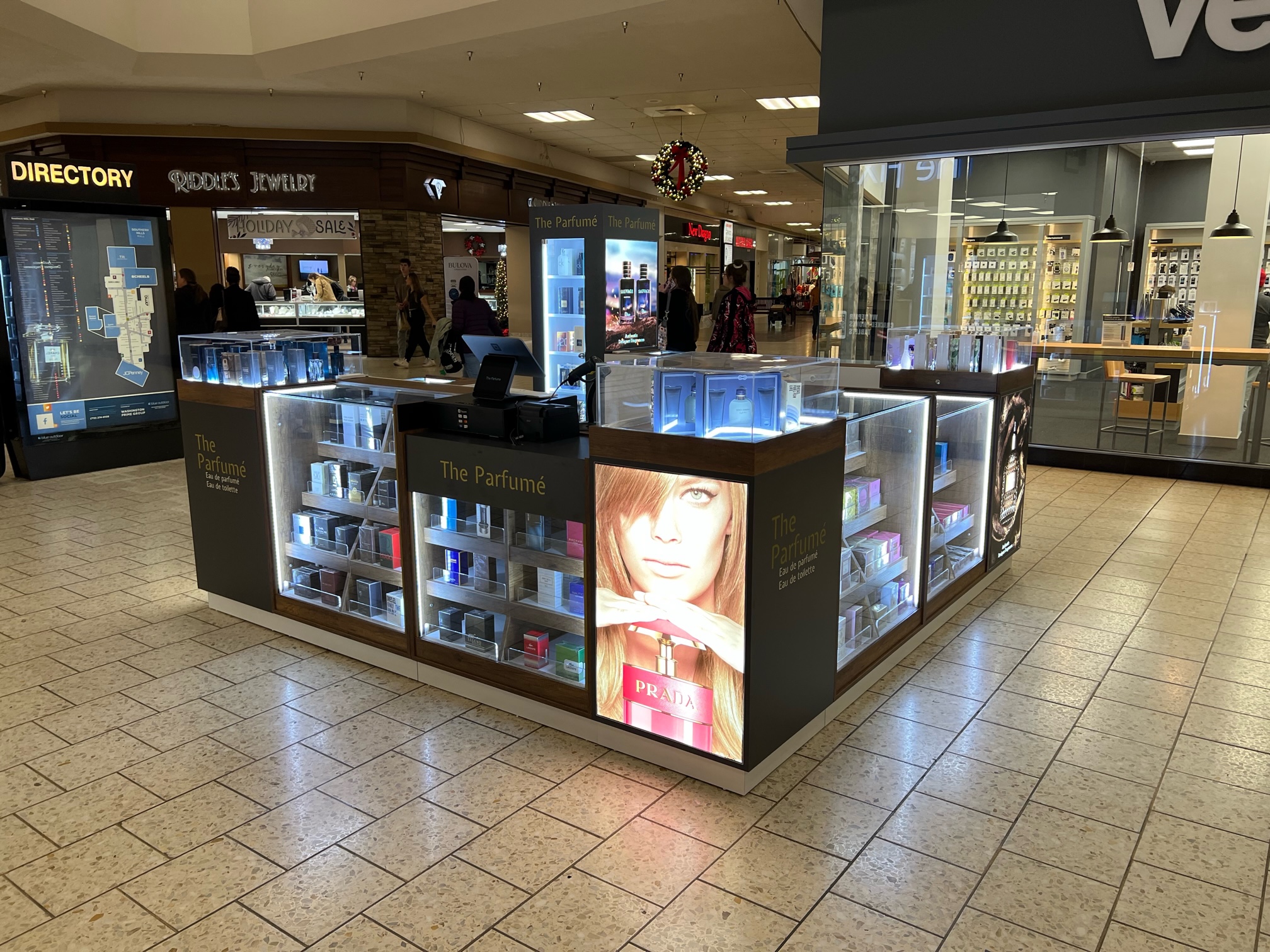 The Parfumé kiosk built by BD Display, installed in a Simon Mall location with stocked fragrance displays and active foot traffic