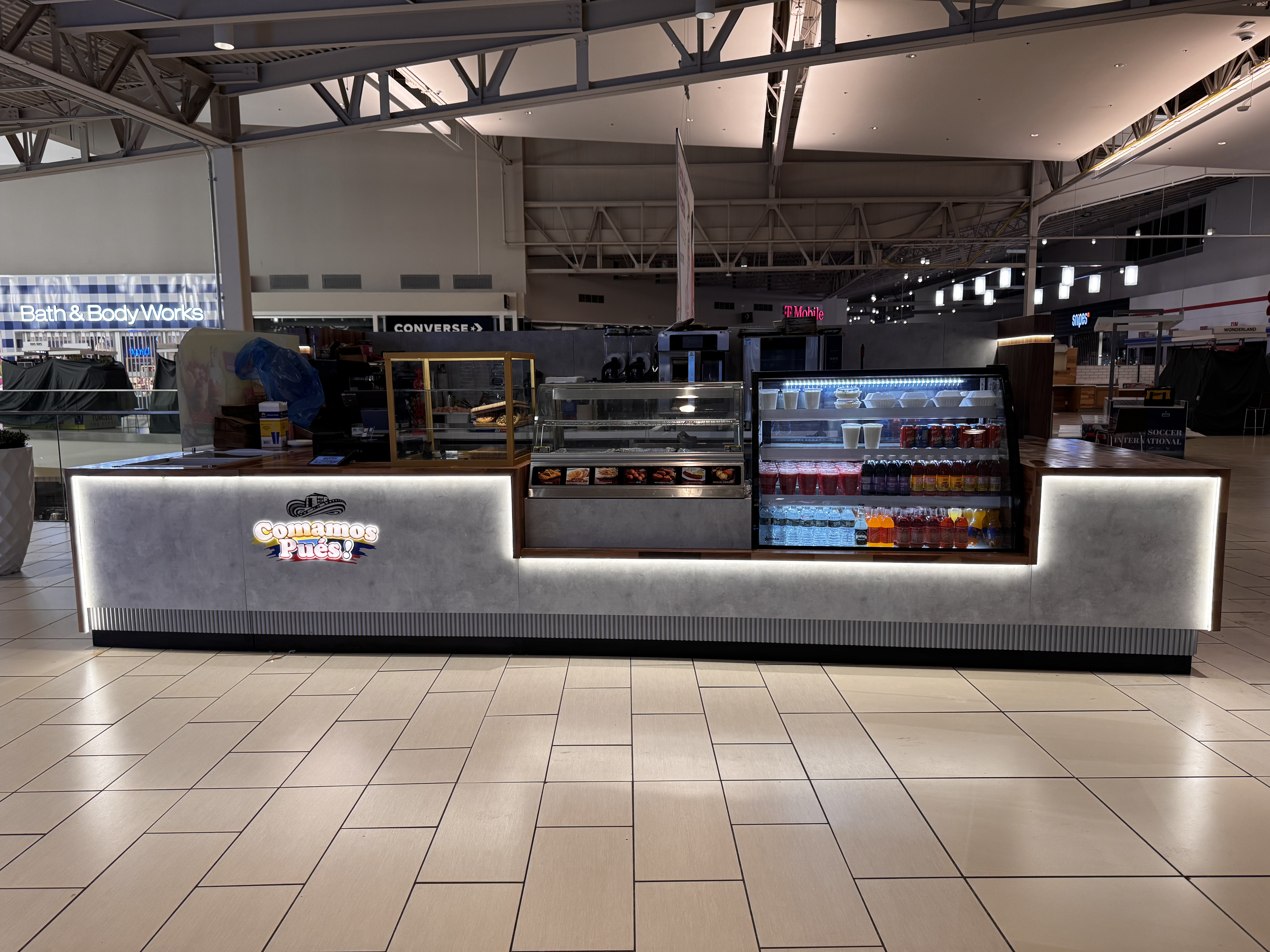 Comamos Pues kiosk in a US mall, fully stocked